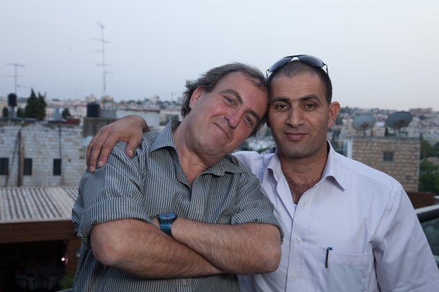 “Acho que a paz ainda é possível após o fracasso de Oslo –dois Estados, um Estado ou os Estados Unidos do Médio Oriente. A chave está no respeito – pela narrativa, história e dor de cada um", diz Rami Elhanan (à esquerda). "Não me importaria que Bassam [Aramin à direita] fosse o meu primeiro-ministro.” © Udi Goren