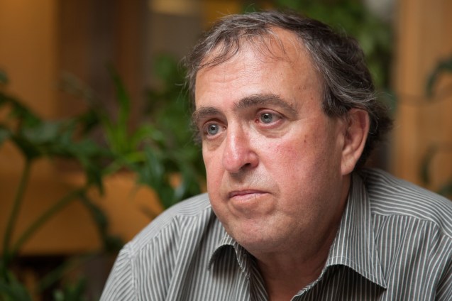 “Não esqueço nem perdoo, mas tive de me perguntar sobre as razões que levam alguém a fazer-se explodir e a levar consigo uma menina de 14 anos", frisou Rami Elhanan. "Teria eu contribuído, de alguma forma? A resposta foi sim – porque fechamos os olhos à opressão de 3,5 milhões de palestinianos. É um pecado, e pagamos pelos pecados.” © Udi Goren