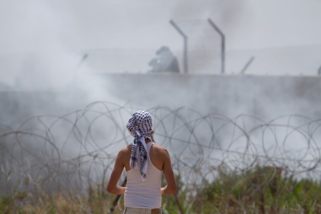 Em Bi'lin, na Cisjordânia ocupada, todas as sextas-feiras, israelitas, palestinianos e outros activistas internacionais enfrentam soldados e colonos judeus. De um lado pedras; do outro gás lacrimogéneo, cartuchos de pólvora seca, balas de borracha e, ocasionalmente, munições reais. Esta a é a terra-natal de Emad Burnat, o cineasta nomeado para um Óscar, em 2013, com o documentário 5 broken Cameras, baseado nesta "luta pela existência". @Udi Goren