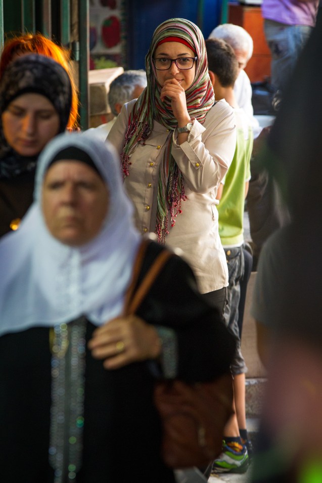 Com um diagnóstico (inconclusivo) de esclerose múltipla, doença incapacitante, Ohood Murqatem perdeu o emprego em 2011, “por decréscimo de produtividade”, num ministério da Autoridade Palestiniana. Uma caixa de injecções para evitar crises que a paralisam custa, por mês, cerca de 1500 dólares. Mesmo quando não pode trabalhar, o YaLa, do qual é coordenadora em Ramallah (Cisjordânia não a deixa sem salário. @ Udi Goren