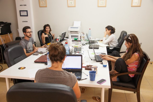 Jovens do YaLa em linha, a partir de um centro em Telavive. @Udi Goren