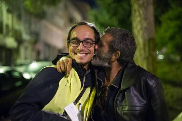 A homeless person was so happy after receiving his locker that he expressed his gratitude by kissing Duarte Paiva. @Nuno Nunes | Associação Conversa Amiga
