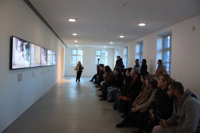 Mais uma foto de Dajani e dos seus alunos durante a visita a Auschwitz. © i24news.tv