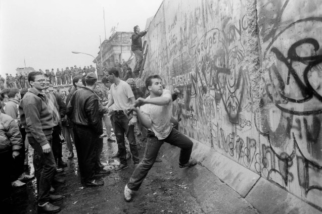 A West-Berliner hitting the wall next to the Brandenburg Gate on November 10, 1989 © Jean-Claude Coutausse