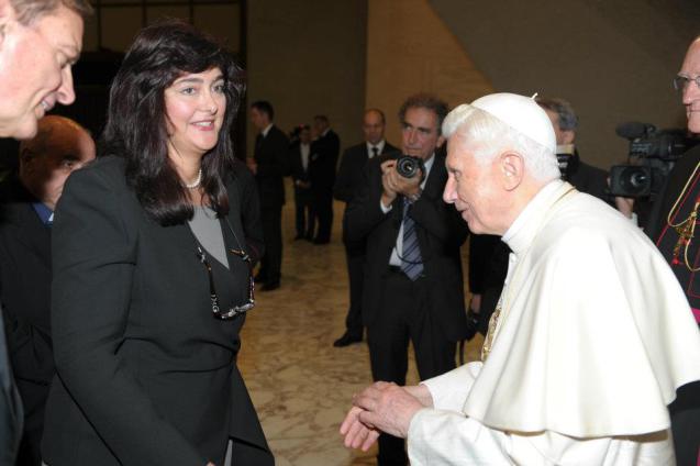 A vaticanista alemã Michaella Koller, entrevistada para este artigo, durante uma audiência com o anterior Papa, Bento XVI, em Dezembro de 2011. © Cortesia de | Courtesy of Michaella Koller 