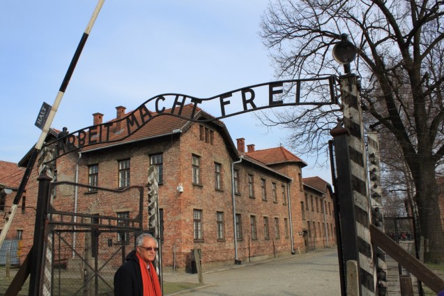 Mohammed Dajani durante a visita com os seus alunos a Auschwitz. © Cortesia de | Courtesy of Mohammed Dajani