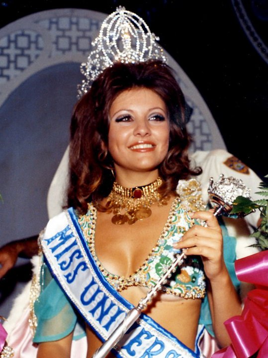 O único presente que aceitou, de Bob, foi uma viagem à Disneylândia e ao Hawai, na companhia da sua segunda mulher, a libanesa Georgina Rizk, Miss Universo 1971. © Direitos Reservados | All Rights Reserved