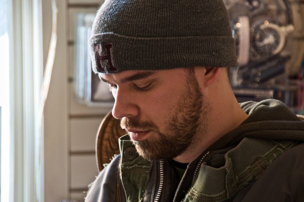 Eu cresci num país que glorifica o sacrifício militar e sente ter o direito de reconstruir outras sociedades de acordo com a sua própria visão. Eu interiorizei esses valores muito antes de pensar em religião. Ainda sem sequer saber o que era um muçulmano, quanto mais conceitos como jihad ou ‘estado islâmico’, a minha vida americana ensinou-me que é isso o que homens corajosos fazem.” ©