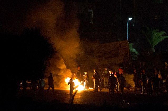 Jovens palestinianos em confronto com a Polícia durante protestos na aldeia árabe Kfar Kana, no Norte de Israel, em 10 de Novembro de 2014 * © Ariel Schalit | AP 