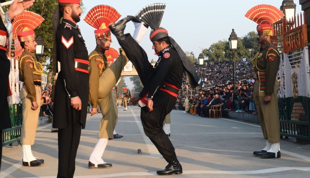 Pakistani Rangers (in Black) and Indian Border Security Force personnel (in Brown) perform the 'flag off' ceremony at the Pakistan-India Wagah Border Post on January 15, 2013. Indian Prime Minister Manmohan Singh warned Tuesday that there "cannot be business as usual" with neighbouring Pakistan after last week's deadly flare-up along the border in disputed Kashmir. © AFP PHOTO/Arif ALI