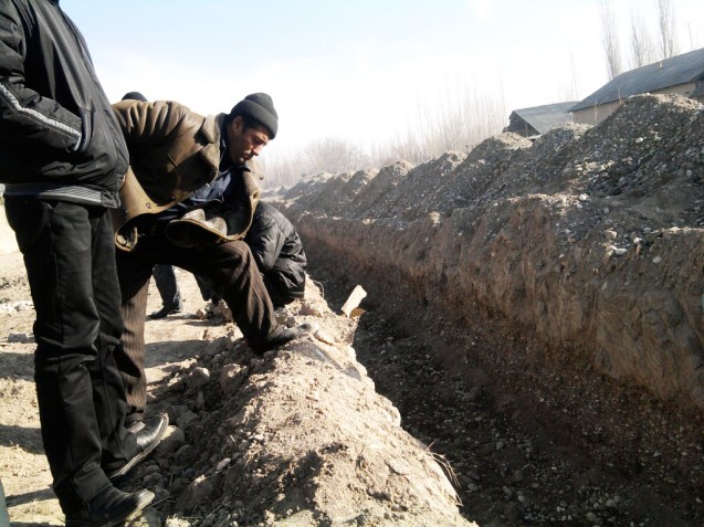Villagers along the Kyrgyz-Uzbek border in Osh Oblast inspect a ditch dug by authorities to thwart smugglers. But according to villagers many cross-border traders still navigate the several-metres-deep ditch, shown here in March. © Bakyt Ibraimov http://centralasiaonline.com/en