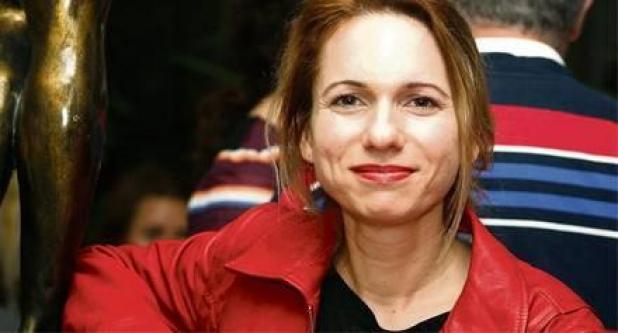 Sezin Öney, cientista política na Universidade de Bilkent, em Ancara, descarta qualquer “ignorância” quanto ao que se estava a passar. “Tratou-se, sim, de uma desvalorização das eventuais consequências da presença de uma organização radical e violenta”, comentou, também numa entrevista por e-mail. “No caso da al-Qaeda, por exemplo, a Turquia considerou sempre que era ‘um problema dos outros, das potências ocidentais’”. “Ao longo de 12 anos de poder do AKP [Partido da Justiça e Desenvolvimento, do Presidente Recep Tayyip Erdoğan], a al-Qaeda nunca foi considerada uma ameaça de segurança grave, apesar de ter cometido atentados bombistas em Istambul em 2003. A ascensão do ISIS poderia, assim, ter sido evitada, e a Turquia deveria ter alertado o mundo antes de esta organização se tornar mais forte.” Sobre os interesses dos vários actores regionais, da Turquia à Arábia Saudita, Sezin Oney, que é também colunista do jornal liberal Taraf, ©