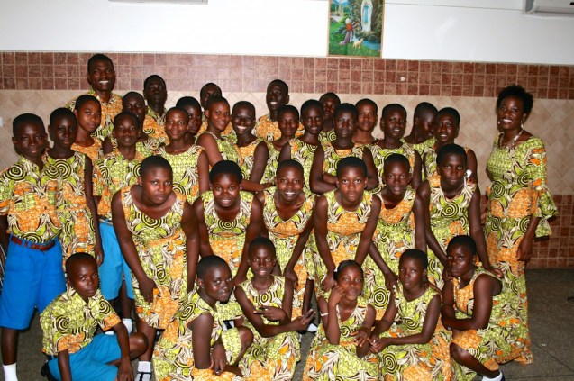 Agosto de 2014: o primeiro concerto e gala com o coro de um abrigo da Challenging Heights para antigos escravos e crianças em risco. O evento foi financiado pela Universidade de Yale e pela Fundação Michael Manzella @ Challenging Heights
