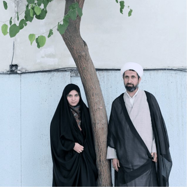 O pai de Fatemeh trabalha na biblioteca de uma mesquita. “As pessoas pensam que não sou livre poro meu pai ser uma figura religiosa, mas isso não é verdade. Quando eu tinha 15 anos, ele autorizou-me a visitar a feira nacional do livro com os meus amigos.” © Cortesia de | Courtesy of Nafise Motlaq