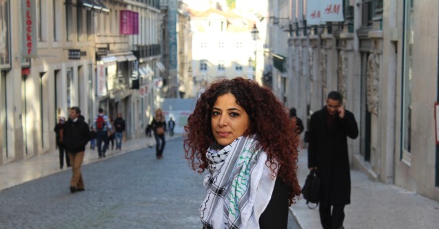 Shahd Wadi, em Lisboa, fotografada por Beatriz Saraiva. © revistavialatina.com