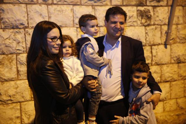Ayman Odeh, o líder da Lista Conjunta, numa foto, com a mulher e os três filhos, partilhada na sua conta de Twitter © @Ayman_Odeh_TJL