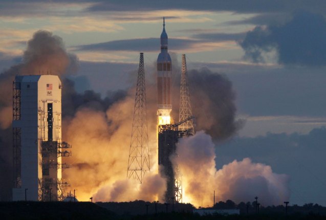 A NASA Orion capsule on top of a Delta IV rocket lifts off on its first unmanned orbital test flight from Complex 37 B at the Cape Canaveral Air Force Station, Friday, Dec. 5, 2014 at Cape Canaveral, Fla. © Marta Lavandier | AP