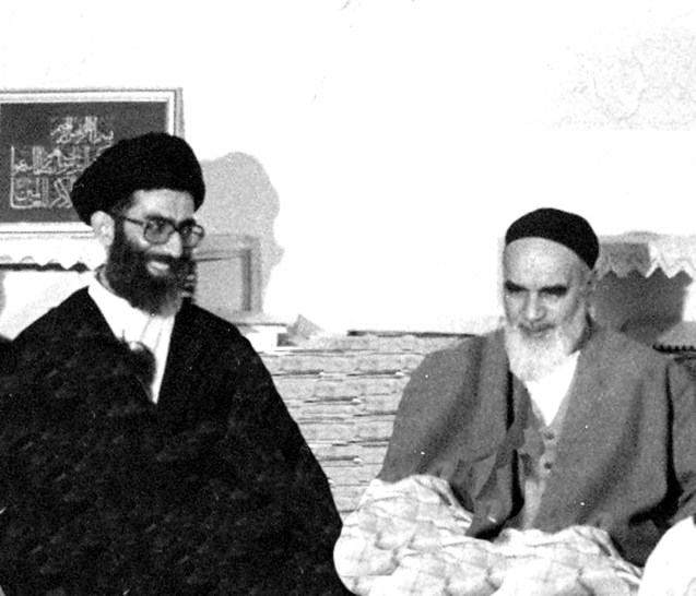 Ali Khamenei (à esquerda, um hojatoleslam - grau abaixo de ayatollah- não foi a primeira escolha de Khomeini (à direita) para sucessor. O herdero designado eta Ali Montazeri que caiu em desgraça por criticar os excessos da nova República Islâmica. © Direitos Reservados | All Rights Reserved