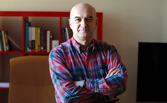 avuz Baydar (Turquia) Um dos mais influentes jornalistas e comentadores políticos na Turquia, é membro fundador da Platform for Independent Journalism, P24. É colunista de um diário em língua inglesa “Today’s Zaman”, crítico do Presidente Erdoğan e por isso alvo da sua fúria, no âmbito de uma luta por influência com o poderoso movimento transnacional, social e religioso, dirigido pelo carismático Muhammed Fethullah Gülen. É blogger no Huffington Post e colaborador da estação pan-árabe Al Jazeera. © Zaman