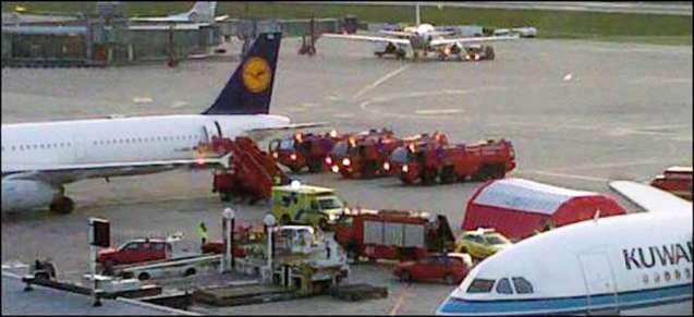 O aparato no aeroporto de Genebra depois do desvio de rota e aterragem de emergência para socorrer os feridos. © Blick.ch