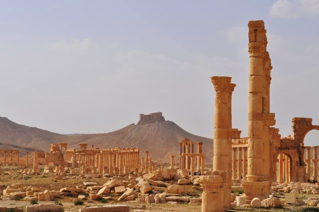A cidade de Palmira, na Síria, classificada pela UNESCO como Património da Humanidade, foi igualmente conquistada pelo DAESH - que já destruiu a famosa estátua do deus leão deste complexo arquitectónico. © geographylists.com