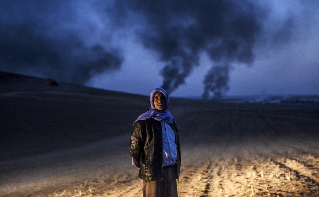 Um combatente curdo ou peshmerga (literalmente, "o que enfrenta a morte"), na cidade síria de Kobane. O Daesh foi derrotado ao fim de quase quatro meses de cerco. Este desfecho diminuiu o número de voluntários estrangeiros que, semanalmente, atravessavam a fronteira com a Turquia para se aliarem aos jihadistas. © Bulent Kilic | AFP 