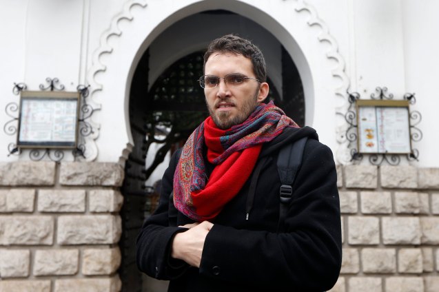 Ludovic-Mohamed Zahed não tem tido uma vida fácil: árabe, muçulmano e gay, luta contra muitos preconceitos mas não perde a fé. Aqui, em frente à sua Mesquita Inclusiva da Unicidade, em Paris. © Charles Platiau | Reuters