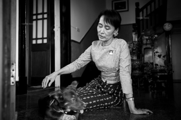 Aung San Suu Kyi na sua casa em Rangoon, antiga capital da Birmânia. Em 24 de Outubro de 2013, numa entrevista que deu, ao programa “Today”, da BBC, a Nobel da Paz e presidente do partido Liga Nacional para a Democracia defendeu-se assim do seu silêncio face ao drama dos Rohingya: "O mundo precisa de entender que não há apenas medo no campo dos muçulmanos, mas também no dos budistas. (…) Creio que devem aceitar que há uma grande percepção de um poder islâmico mundial, não só na Birmânia como no resto do mundo." © versacephotography.com/