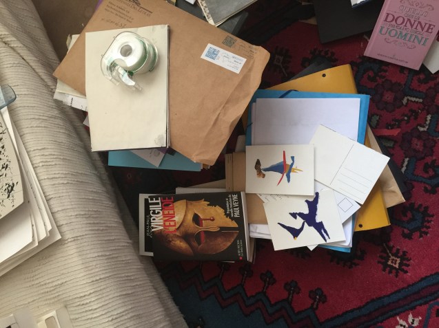 Uma das mesas de trabalho de Adónis, na sala de visitas. © Margarida Santos Lopes