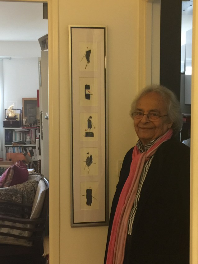 Adónis junto a uma composição de algumas das suas pinturas, na sua sala de visitas. © Margarida Santos Lopes