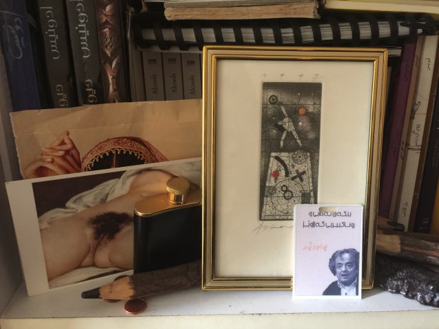 Adónis, poeta do erotismo e do amor, tem pelo duas imagens de A Origem do Mundo, de Courbet, em lugar de destaque no seu escritório. © Margarida Santos Lopes