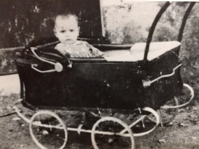 A deputada do BE na creche da antiga "Fábrica da Figueira", em Alhandra, onde os pais trabalharam. © Cortesia de Domicília Costa | Courtesy of Domicília CostaDomicília Costa | Courtesy of Domicíiia Costa