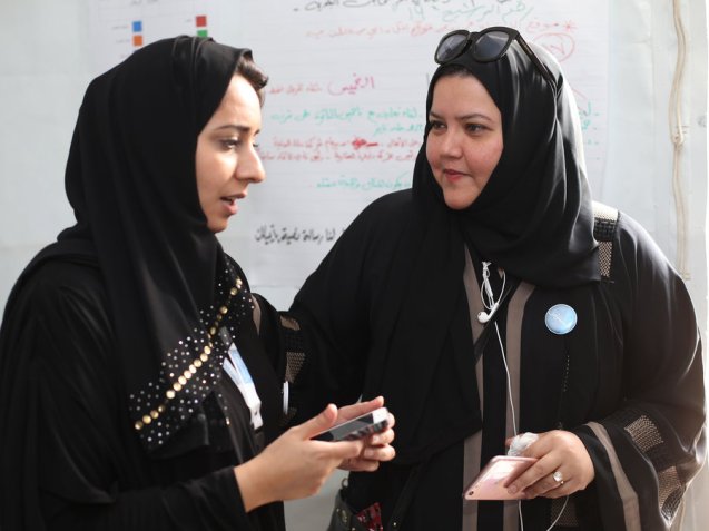  Rasha Hefzi (à direita, com a sua directora de campanha, Hanaa Amer) venceu em Jidá, onde é empresária e uma activista influente. © Jordan Pix| Getty Images | NPR