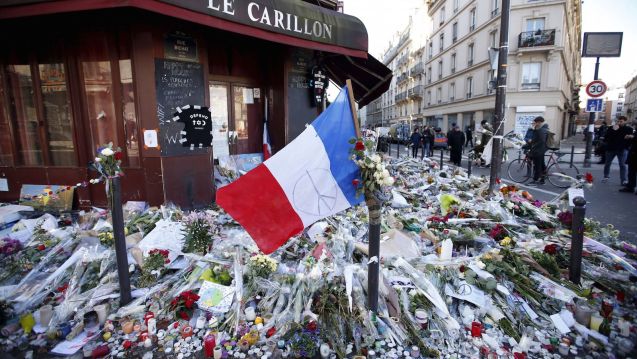 Homenagem às vítimas dos ataques de Paris, à porta do Restaurante Le Carillon © Charles Platiau Reuters