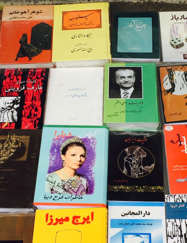Mohammad Reza and Farah Pahlavi continuam a ser demonizados pelo regime islâmico, mas os vendedores ambulantes, alguns deles jovens que nunca conheceram a monarquia, parecem não ter medo de ganhar dinheiro com as biografias do casal imperial, em ruas movimentadas da capital iraniana onde se cruzam milicianos e guardas da revolução. © Margarida Santos Lopes | Direitos Reservados