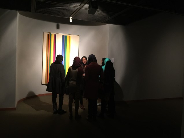 Os livros não foram as únicas vítimas de Ahmadinejad. Pinturas no valor de mais de 3000 milhões de dólares mantiveram-se fechadas numa cave húmida até serem finalmente expostas, no Museu de Arte Contemporânea de Teerão, em Novembro de 2015. Quadros de Giacometti, Warhol, Monet, Pollock, Magritte, Lichtenstein, Kooning e outros são agora objecto de estudo e adulação. © Margarida Santos Lopes | Direitos Reservados