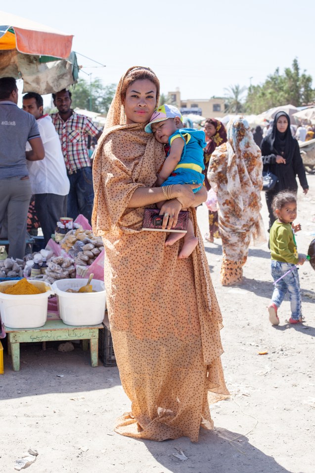 Sanaz - Minab, Hormozgan Province This Afro-Iranian woman with her baby is a perfect example of Afro-Iranian and Western culture colliding. © Cortesia de Mahdi Ehsaei | Courtesy of Mahdi Ehsaei