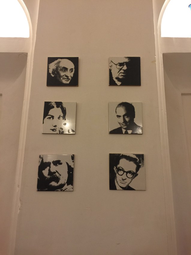 Escritores iranianos proibidos ou com obras ainda interditas, no Mehr Cafe, em Yazd © Margarida Santos Lopes